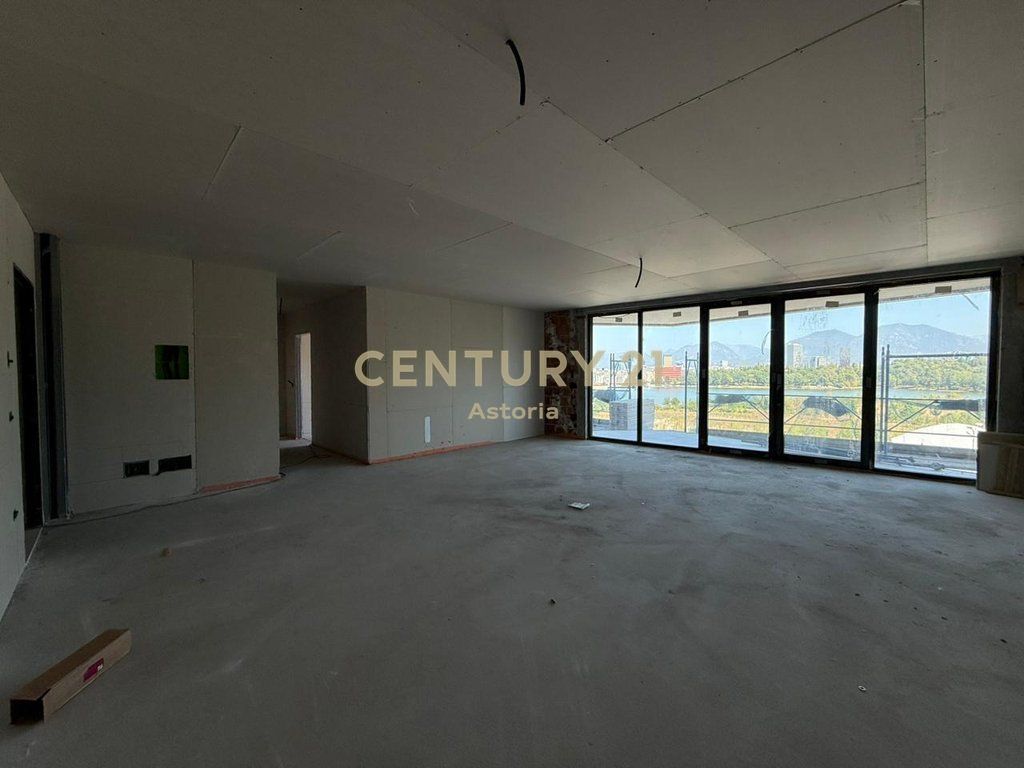 Apartament modern 2+1+2 me verandë pranë Liqenit Artificial dhe Liqenit të Thatë
