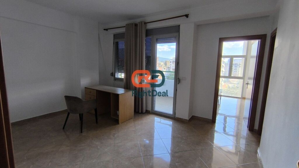 Tek Kompleksi Halili, Jepet Me Qira, Apartament 2+1+2 Me Hapesira Te Bollshme !!!