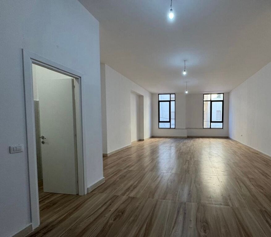 Zyre per qera 155m2 te rruga e Durrsit