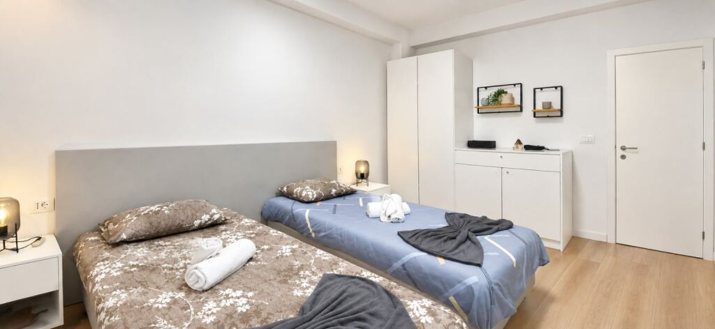 ME QERA: STUDIO 📍Ne Zemer te Bllokut - Perball Sky Tower || 65,000 Leke/Muaj - Pallat i Ri - KT.2 - Sp.45m² | Nje nga zonat me te Kerkuara te Tiranes