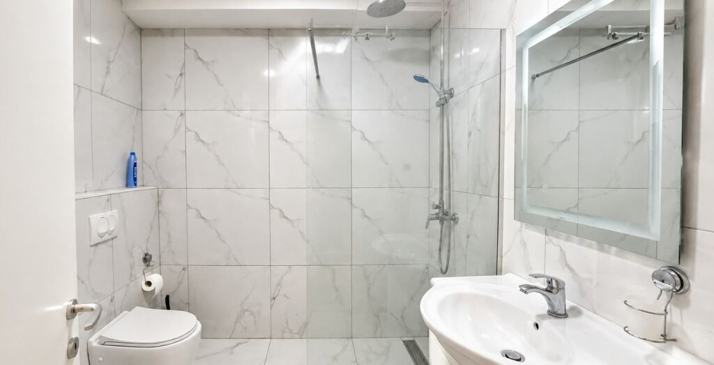 ME QERA: STUDIO 📍Ne Zemer te Bllokut - Perball Sky Tower || 65,000 Leke/Muaj - Pallat i Ri - KT.2 - Sp.45m² | Nje nga zonat me te Kerkuara te Tiranes