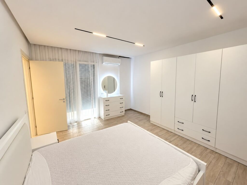 # IN AFFITTO PREMIUM: 1+1 📍 Viale Zogu 1 (Facoltà di Scienze Naturali – Vicino al Centro 🔥) – 70.000 ALL/Mese – Edificio Nuovo A.2020 – 5° Piano – SUP. 80m² || 100% Nuovo ✨
