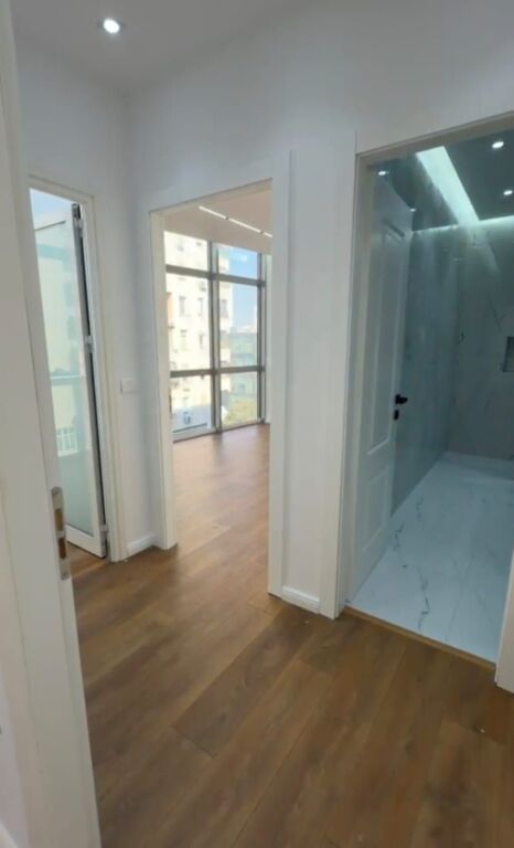 Shitet apartament 1+1 tek 21 Dhjetori , Rruga e Kavajes .