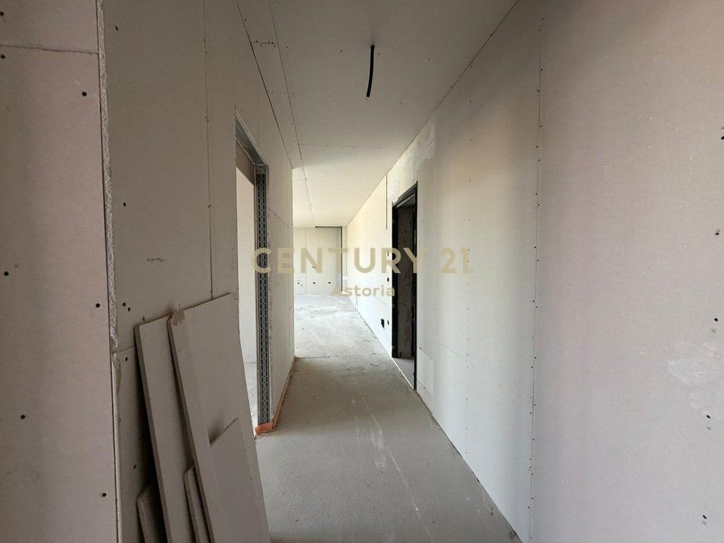 Apartament modern 2+1+2 me verandë pranë Liqenit Artificial dhe Liqenit të Thatë