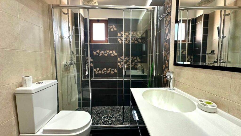 Comfortable 2+1 apartment for rent at 21 Dhjetori!