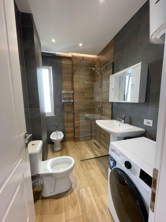 Jepet me qira apartament i tipologjise 2+1+post parkimi i vendosur prane rrethit te Saukut.