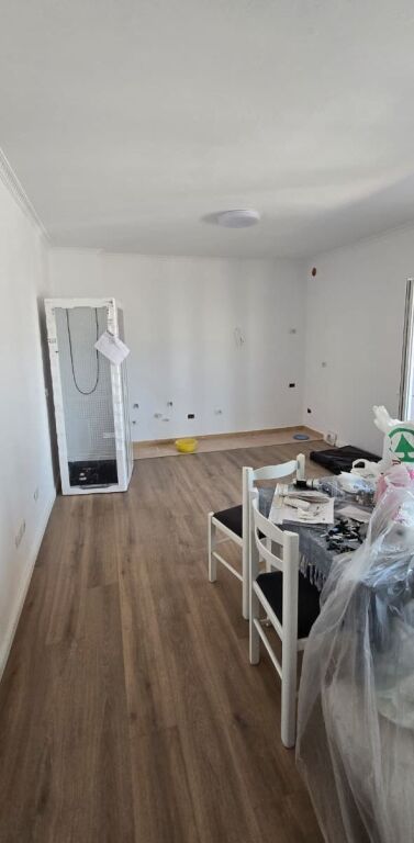 🏡 **JEPET ME QIRA | 2+1 + BALLKON – PRANË SQUARE 21**