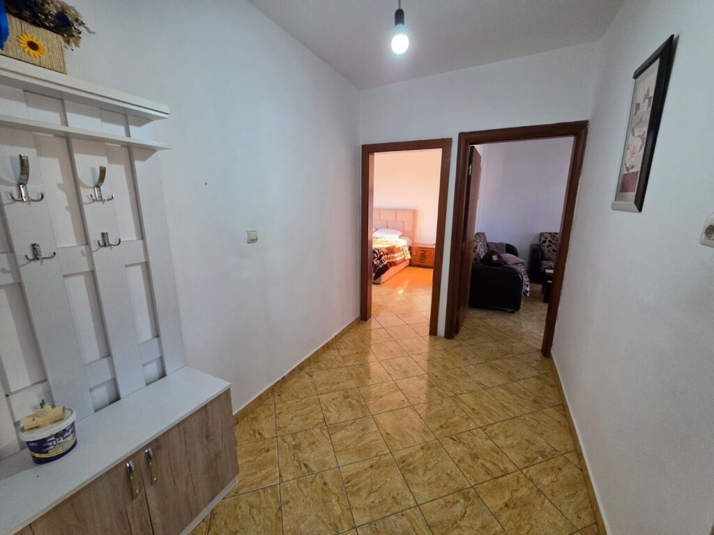Jepet apartament me qera 1+1 69m2 kati i 5,pallat ekzistues pa ashensor.Cmimi 40000 leke.Adresa rruga e Dibres komisariati nr 4.