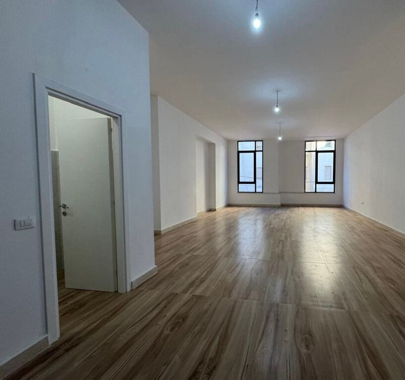 Zyre per qera 155m2 te rruga e Durrsit