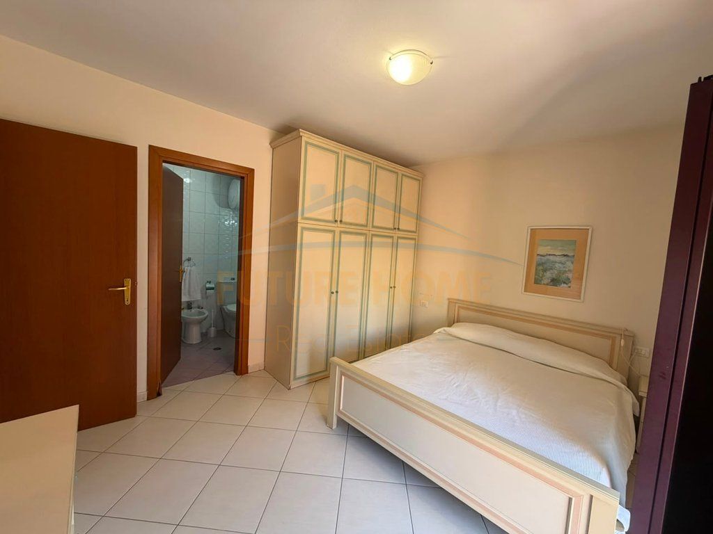 Shitet, Apartament 2+1+2, Rruga e Barrikadave, Tirane.