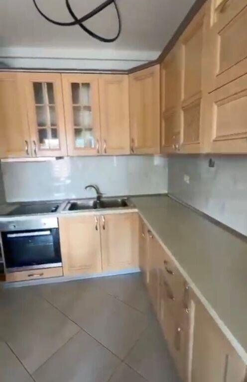 Shitet apartament 1+1+Ballkon tek Rruga 5 Maji , prane Kompleksit Alb - Edil , buze rruge .