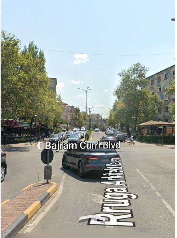 Spazio Commerciale in Affitto a Brryli, Tirana - 2747€ | 375 m²