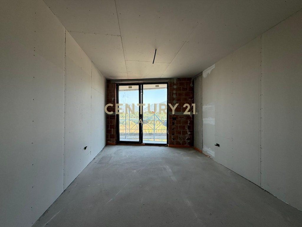 Apartament modern 2+1+2 me verandë pranë Liqenit Artificial dhe Liqenit të Thatë