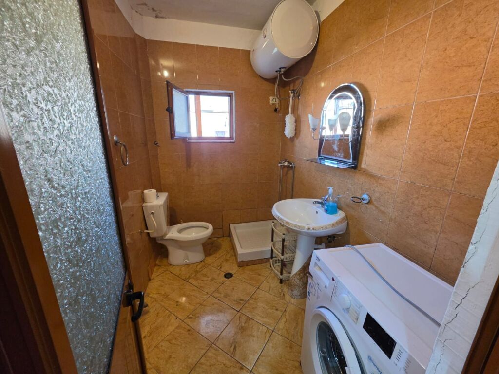 Jepet apartament me qera 1+1 69m2 kati i 5,pallat ekzistues pa ashensor.Cmimi 40000 leke.Adresa rruga e Dibres komisariati nr 4.