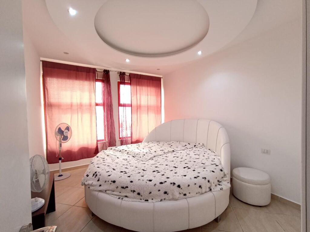 Japim me qira super apartament 2+1+verande ne Durres