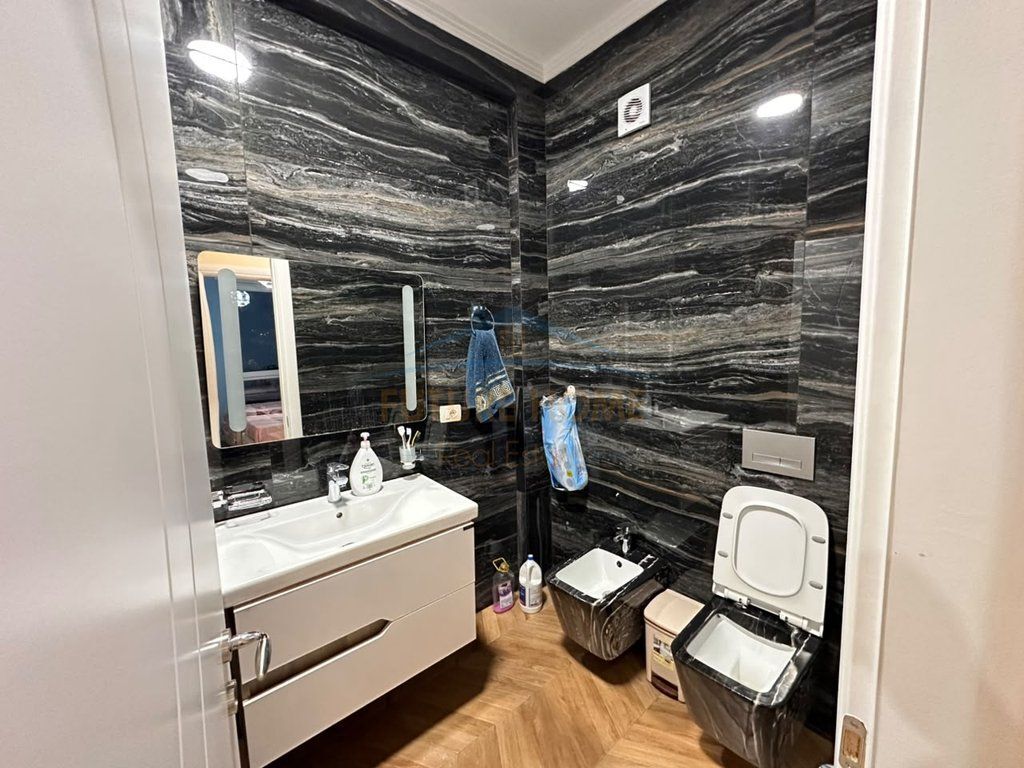 Qera, Apartament 2+1+2+ Post parkimi , Rruga 5 Maji, Tirane