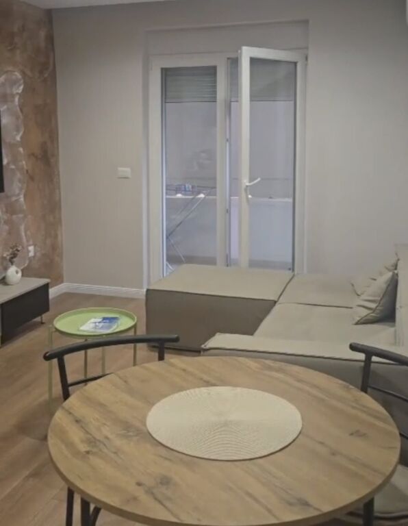 Jepet apartament 2+1 me qira tek Komuna e Parisit , prane Art Pasticeri .