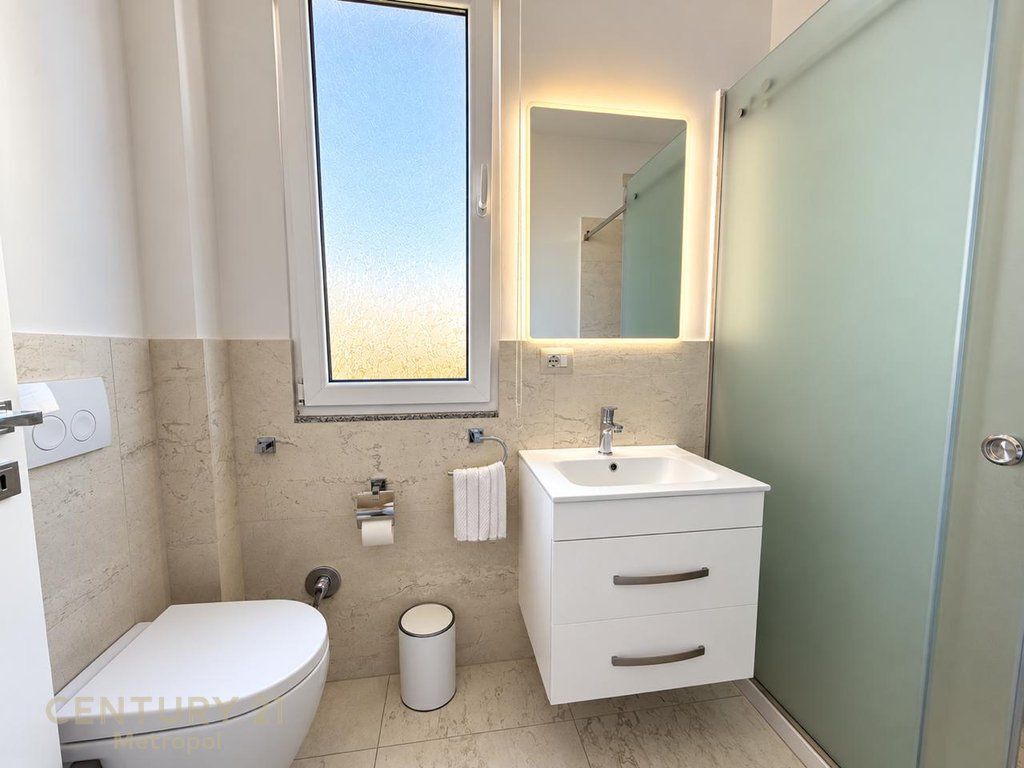 Jepet me qira 2+1+2 + Garazh, pranë Spitalit Ushtarak