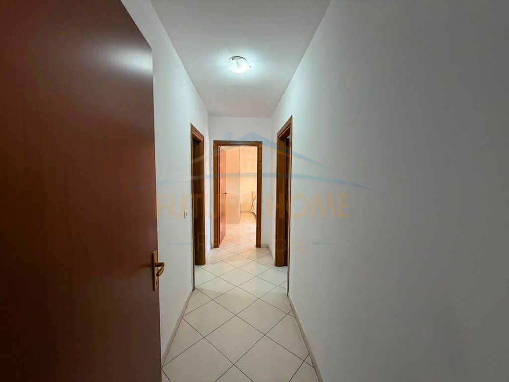 Shitet, Apartament 2+1+2, Rruga e Barrikadave, Tirane.