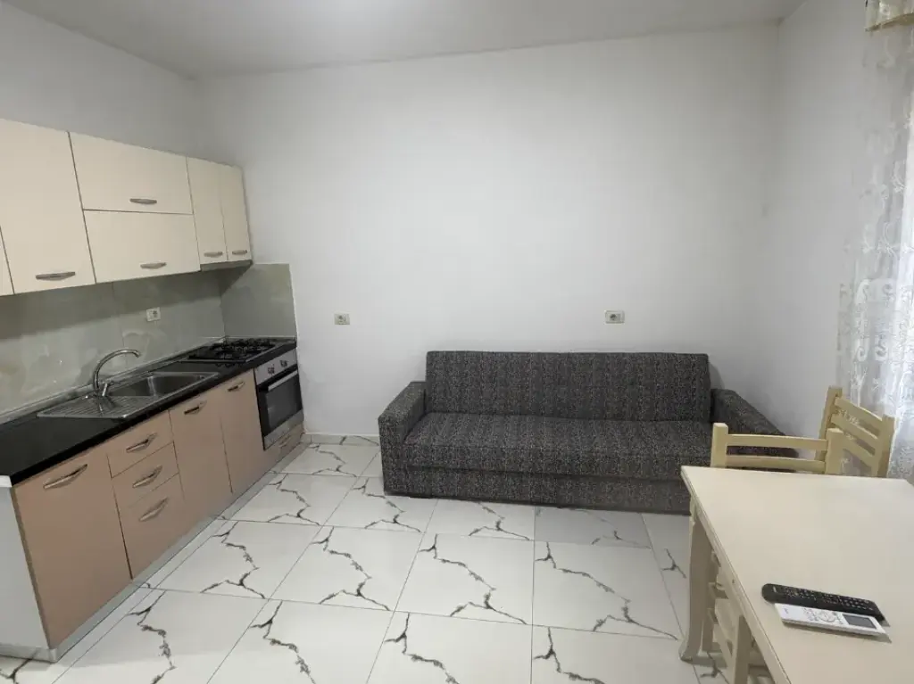 Tirane, jepet me qera shtepi 1+1 , 45 m² 27000 leke