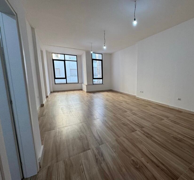 Zyre per qera 155m2 te rruga e Durrsit