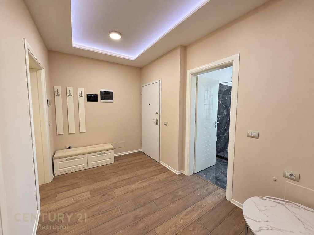 Jepet me qira 2+1+2 + Garazh, pranë Spitalit Ushtarak