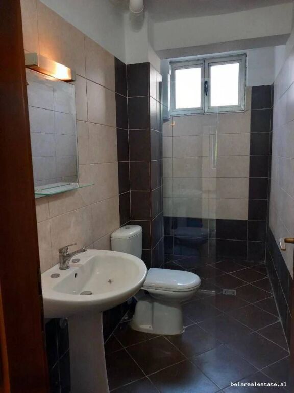 Zyre me Qera 3+1 Tek Pazari i Ri (ID BZ21061) Tirane