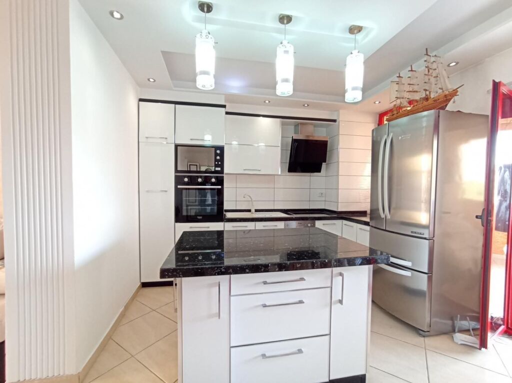 Japim me qira super apartament 2+1+verande ne Durres
