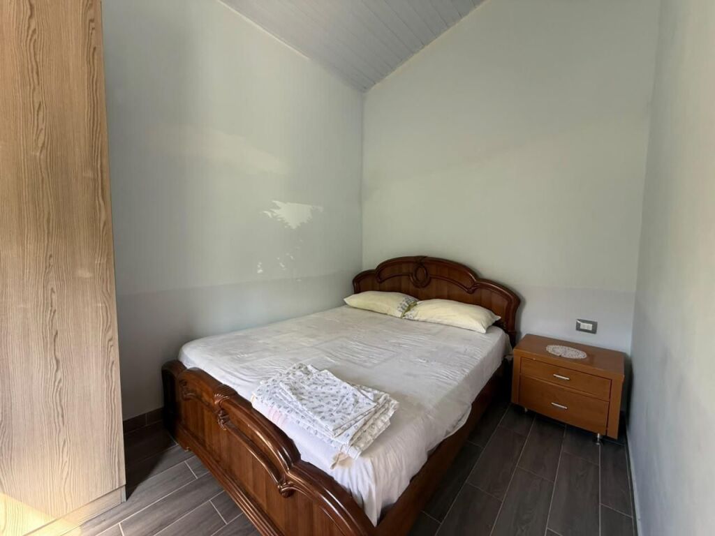 🏠 JEPET SHTEPI 1+1 ME QIRA AFATGJATE – VLORË.