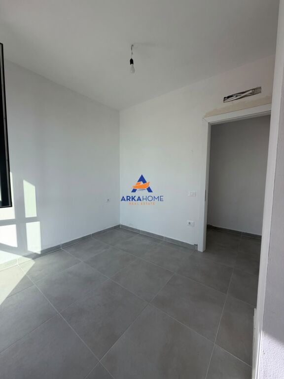 SI AFFITTA AMBIENTE 90 M2 "FARMACI A10" 90.000 LEKE