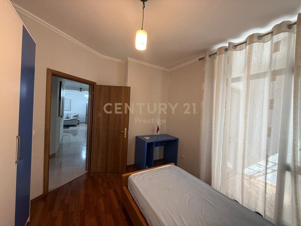 APARTAMENT 3+1+2 ME QIRA, RRUGA E KAVAJES!