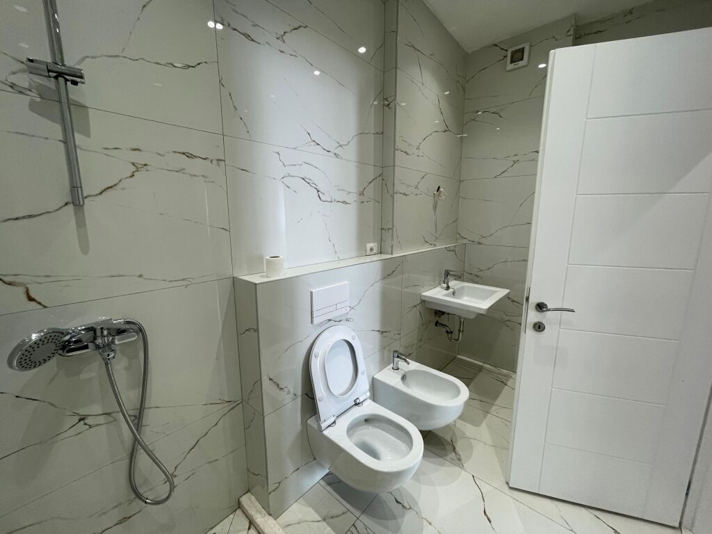 Ambjent per qera Porcelan perballe me Klan Tv !