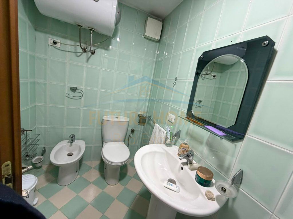 Shitet, Apartament 2+1+2, Rruga e Barrikadave, Tirane.