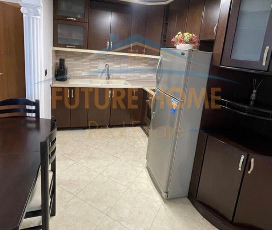 Shitet, Apartament 3+1+2, Kristal Center, Tiranë.