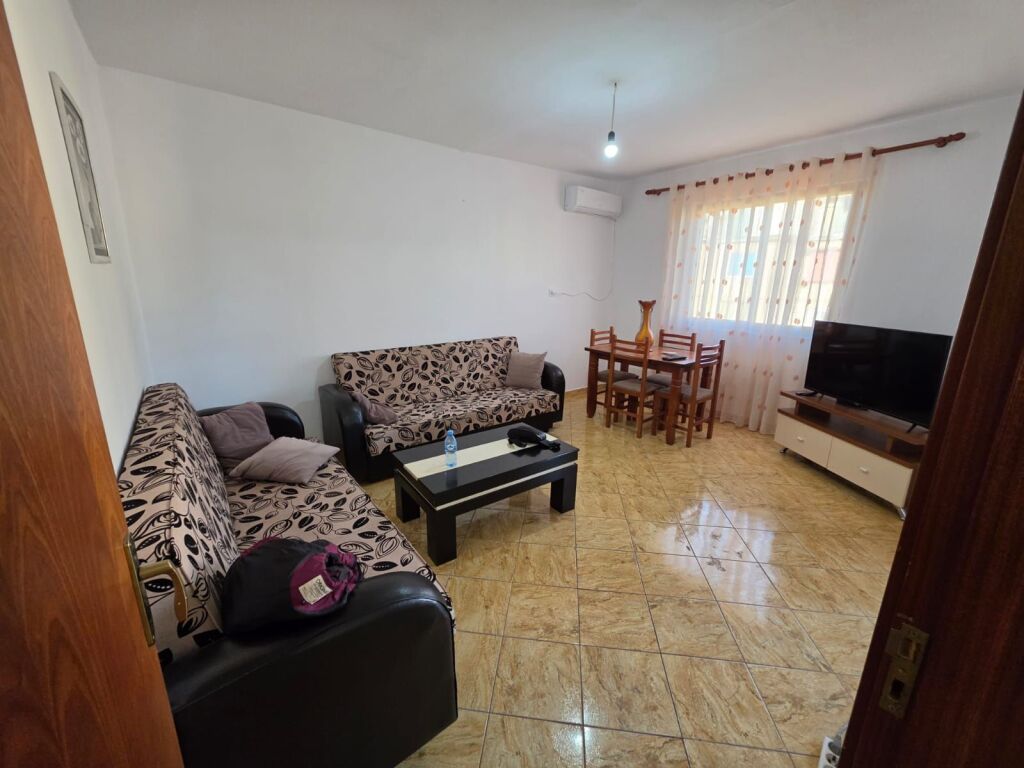 Jepet apartament me qera 1+1 69m2 kati i 5,pallat ekzistues pa ashensor.Cmimi 40000 leke.Adresa rruga e Dibres komisariati nr 4.