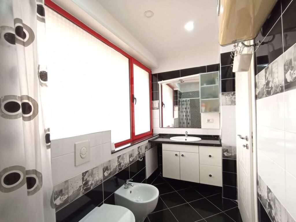 Japim me qira super apartament 2+1+verande ne Durres