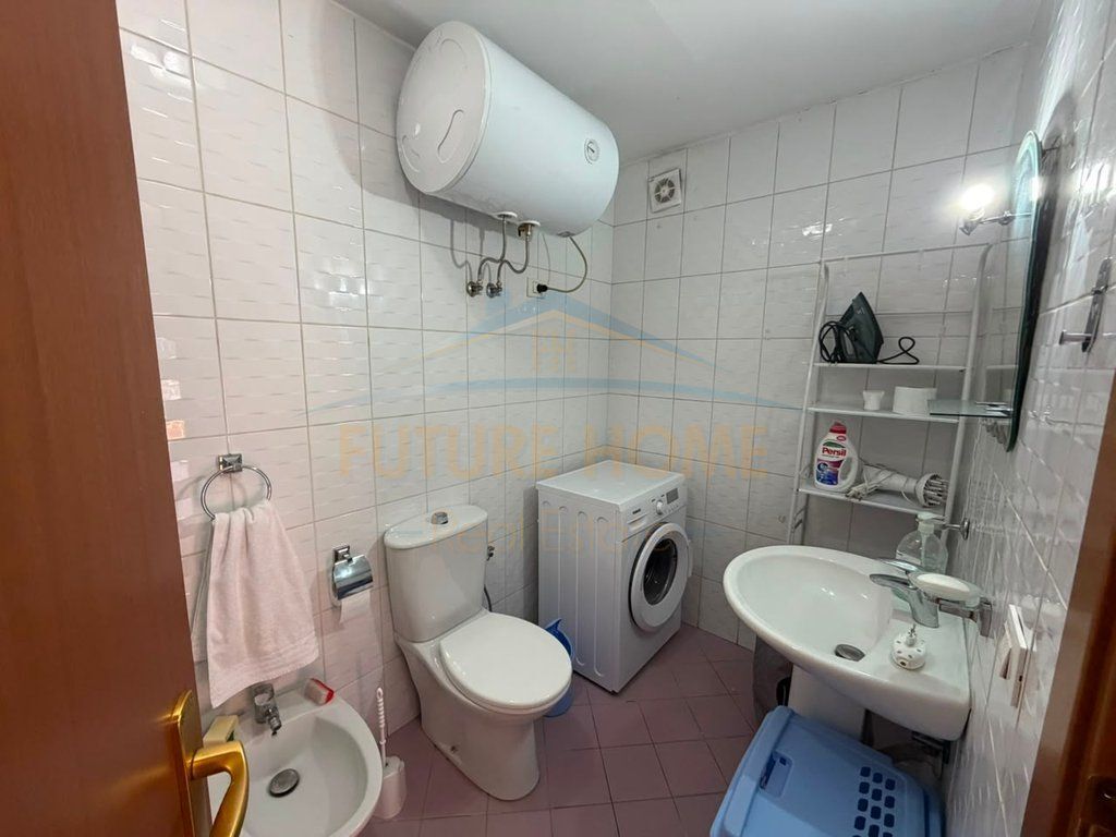 Shitet, Apartament 2+1+2, Rruga e Barrikadave, Tirane.