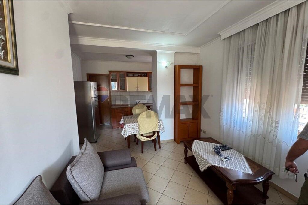 Apartament për shitje – Rruga e Barrikadave