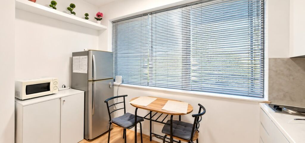 ME QERA: STUDIO 📍Ne Zemer te Bllokut - Perball Sky Tower || 65,000 Leke/Muaj - Pallat i Ri - KT.2 - Sp.45m² | Nje nga zonat me te Kerkuara te Tiranes
