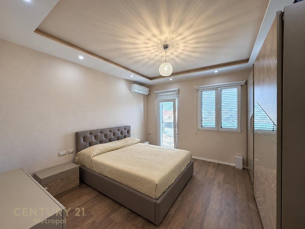 Jepet me qira 2+1+2 + Garazh, pranë Spitalit Ushtarak