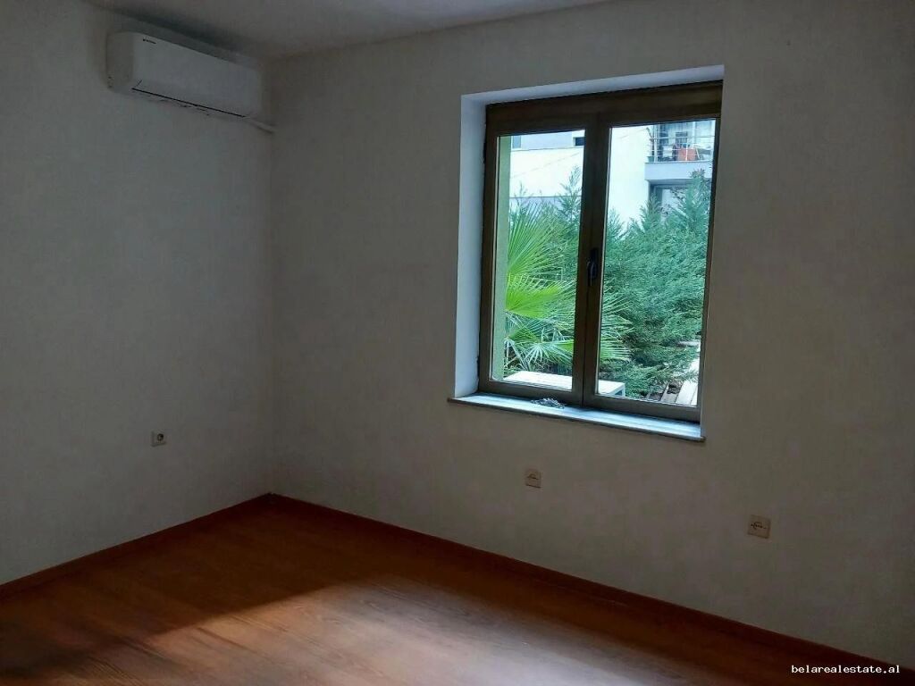 Zyre me Qera 3+1 Tek Pazari i Ri (ID BZ21061) Tirane