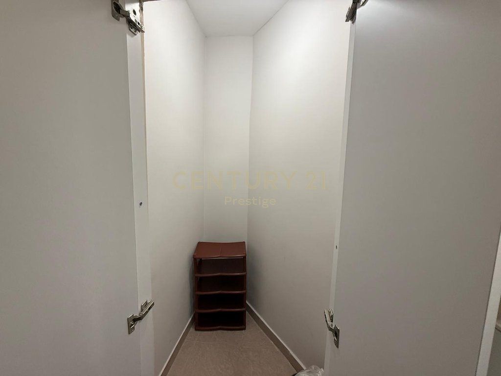 APARTAMENT 3+1+2 ME QIRA, RRUGA E KAVAJES!