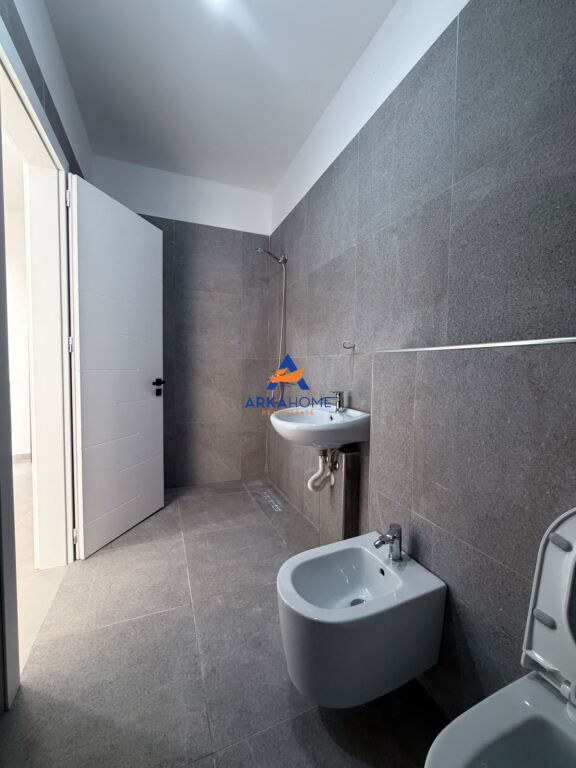 SI AFFITTA AMBIENTE 90 M2 "FARMACI A10" 90.000 LEKE