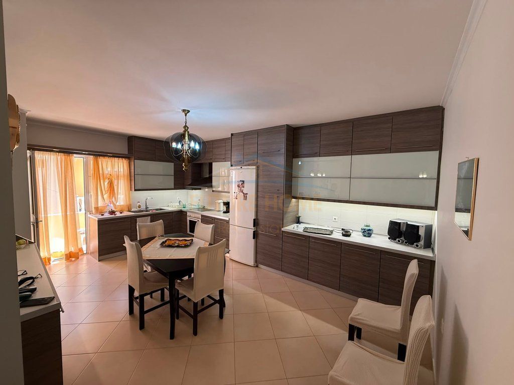 Shitet, Apartament 3+1+2, Rruga Mihal Ballkameno, Pogradec