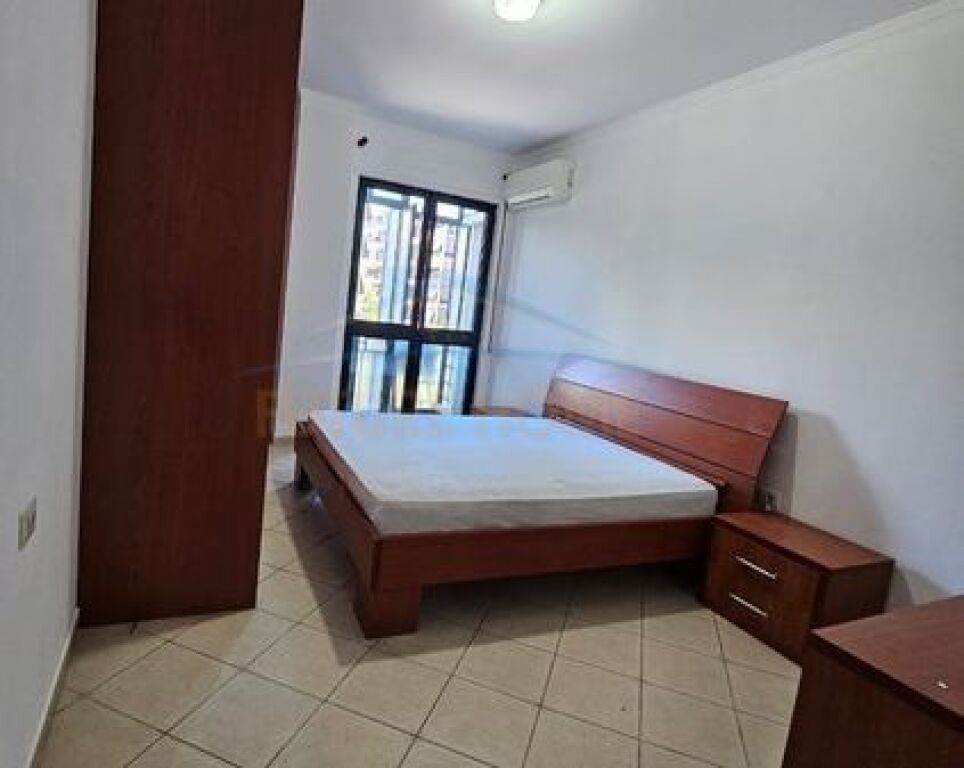 Shitet apartament 1+1