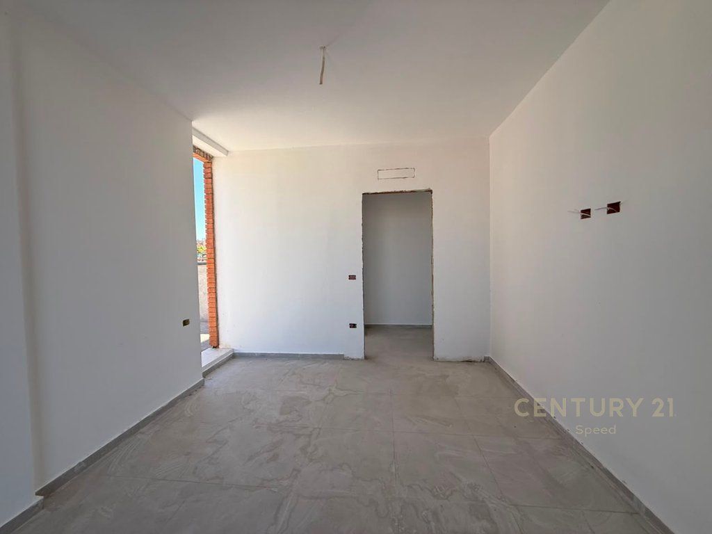 Apartament 1+1 për shitje me verandë tek Rruga Siri Kodra!