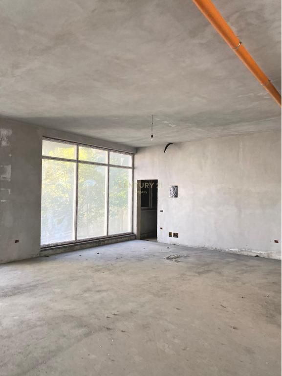 AMBIENT KOMERCIAL PËR QIRA – KOMPLEKSI RAFAELO, FRESK 550 € /Muaj