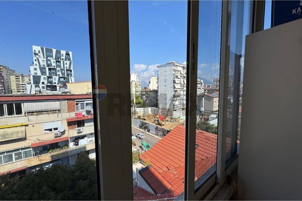Apartament për shitje – Rruga e Barrikadave