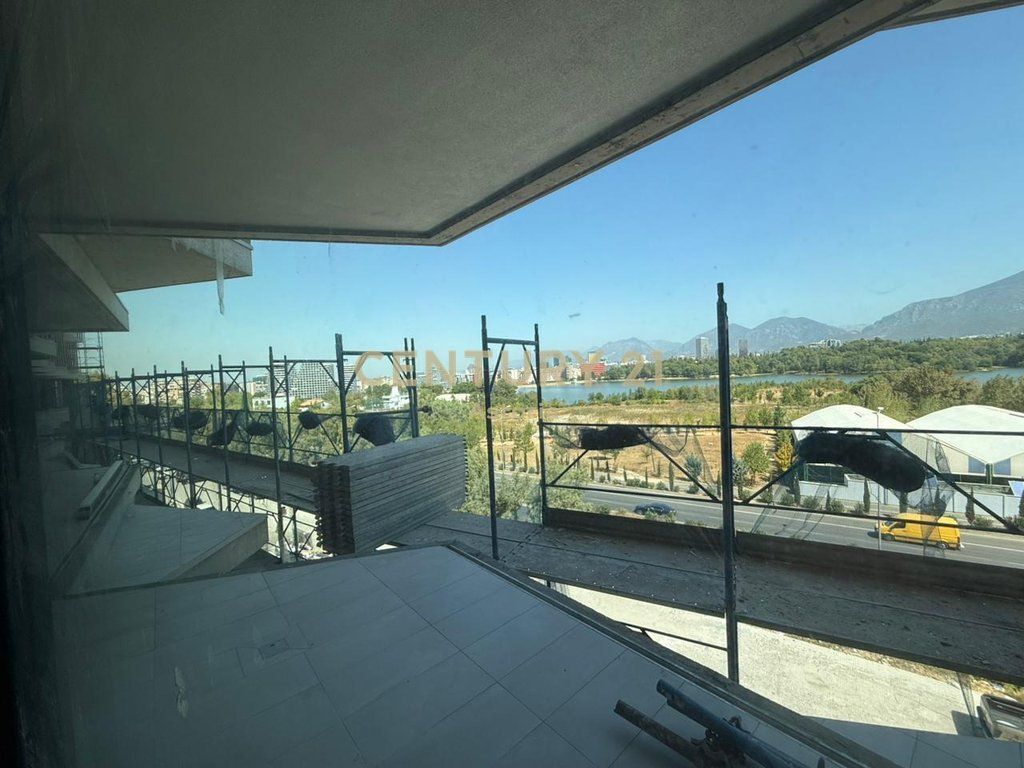 Apartament modern 2+1+2 me verandë pranë Liqenit Artificial dhe Liqenit të Thatë