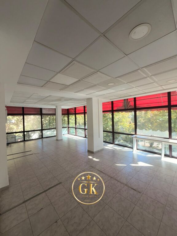 AMBIENTE COMMERCIALE IN AFFITTO PALAZZO DELLO SPORT DURRËS